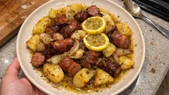Λουκάνικα με πατάτες στο φούρνο: με μπίρα και πορτοκάλι για πατάτες που μελώνουν