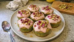 Cupcakes με φιστίκι Αιγίνης και ροζ γλάσο ροδόνερου – αρωματικά και ζουμερά