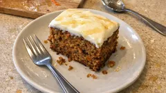 Αφράτο carrot cake χωρίς ζάχαρη και αυγά – με χουρμάδες και γιαούρτι
